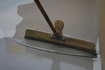 Die Epoxy-Hybrid-Beschichtung StoCrete EH 200 kann schnell und einfach appliziert werden und härtet 