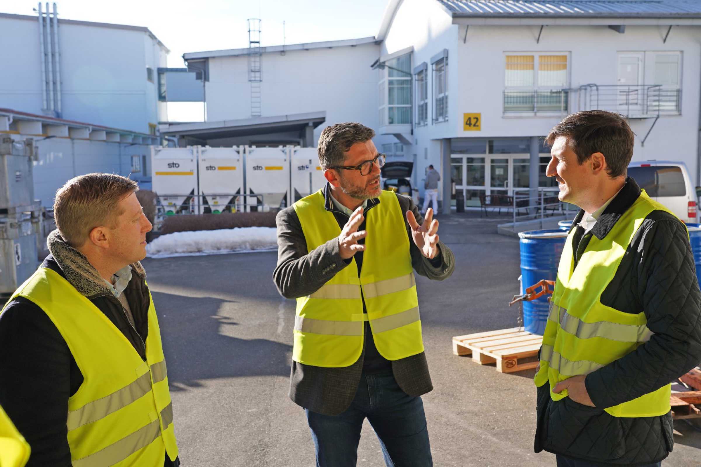 FDP-Politiker besuchen Sto in Donaueschingen