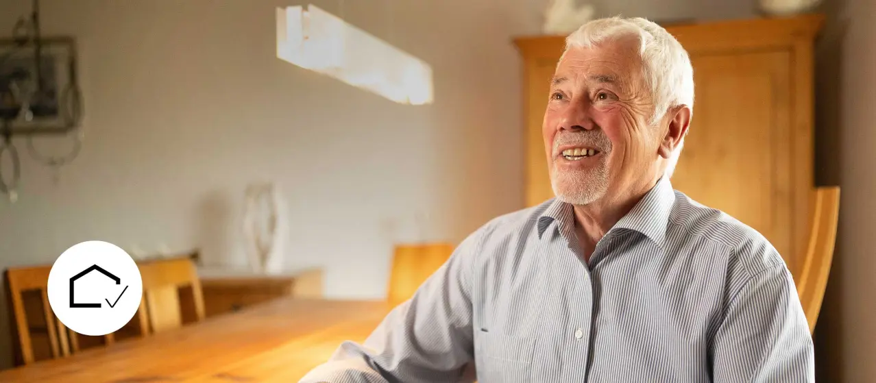 Hausbesitzer freut sich darüber, wie dauerhafter Schimmelschutz an der Wand gelang