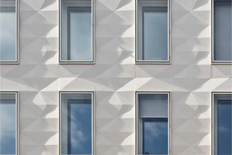 Detailaufnahme Fassade mit plastischen Fassadenelementen StoDeco