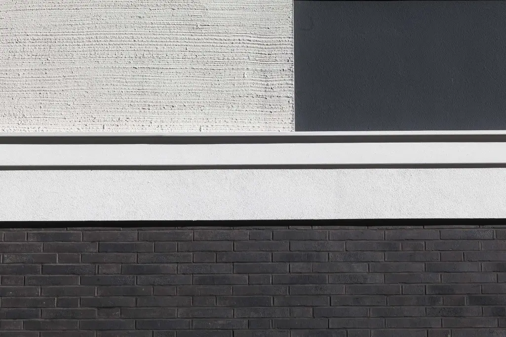 Fassadengestaltung mit Putz, Fassadenfarbe, Klinker und plastischen Fassadenelementen auf WDVS. 