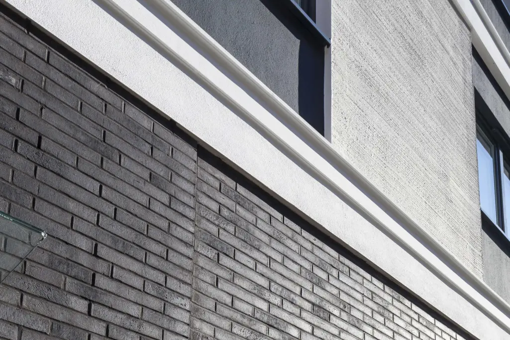 Materialvielfalt an der Fassade: Putze, Klinker, plastsiche Fassadenelemente von Sto