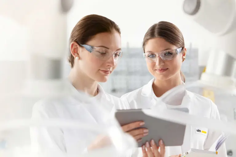 Laboraufnahme: Zwei Sto-Kolleginnen im Labor. Neue Produktlinie AimS®