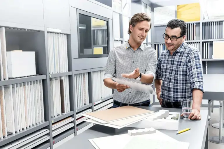 Imagebild  Beratung, Sto Verkaufsbearter und Handwerker in Ausstellungsraum