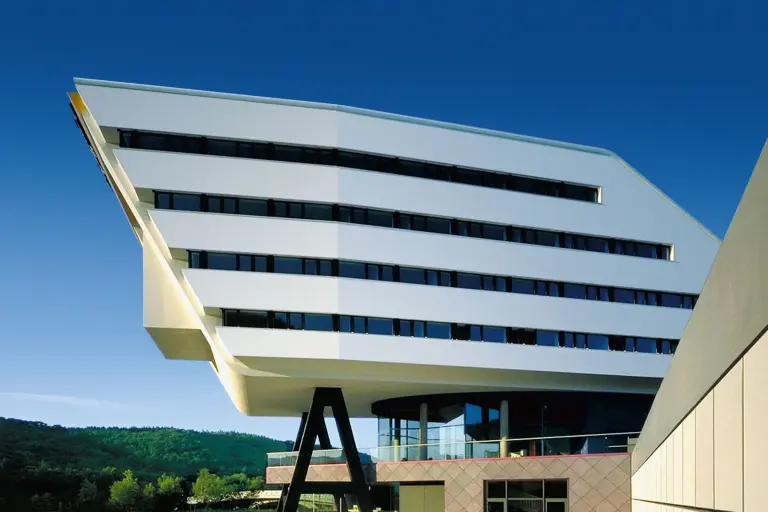 Außenaufnahme des K-Gebäuedes der Sto-Zentrale in Stühlingen Weizen.