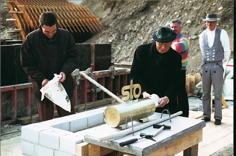 Foto: Firmengründer Fritz Stotmeister hilft mit bei plastischen Kreation des Sto-Logos