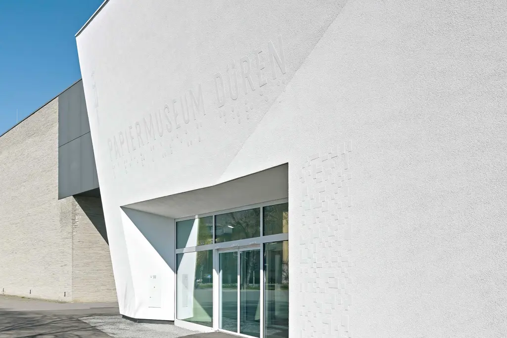 Außenaufnahme Papiermuseum Düren, weiße StoVentec-Fassade, beschichtet mit Sto-Fassadenfarbe, -putz