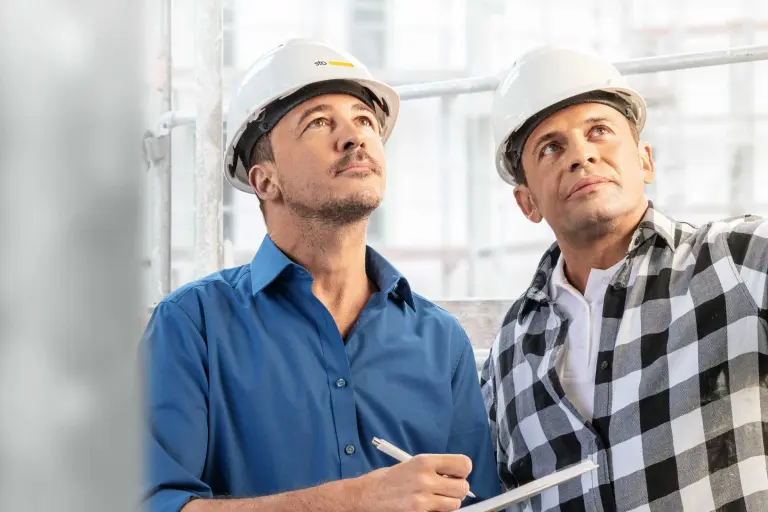 Sto-Berater und Fachhandwerkers auf der Baustelle. Schulung, Weiterbildung