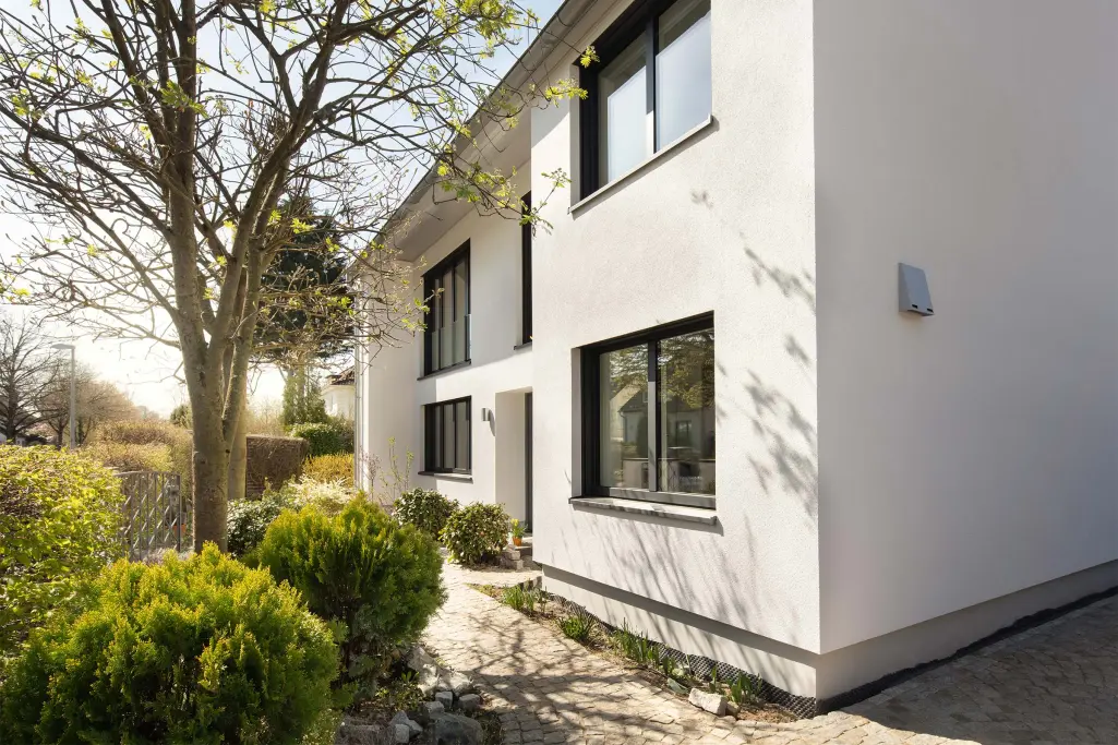 Saniertes Einfamilienhaus im Grüßen, gedämmt mit dem nachhaltigen Fassadendämmsystem StoTherm Wood