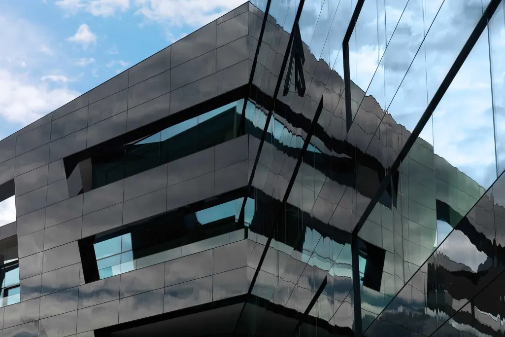 Fassadenmaterial Glas, Veranstaltungsgebäude in Graz, Fassadendämmsystem StoVentec