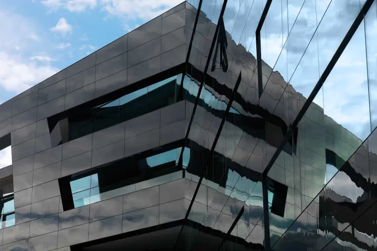 Moderne Fassadenmaterialien: Glas, Veranstaltungsgebäude Graz, Fassadendämmsystem StoVentec Glass