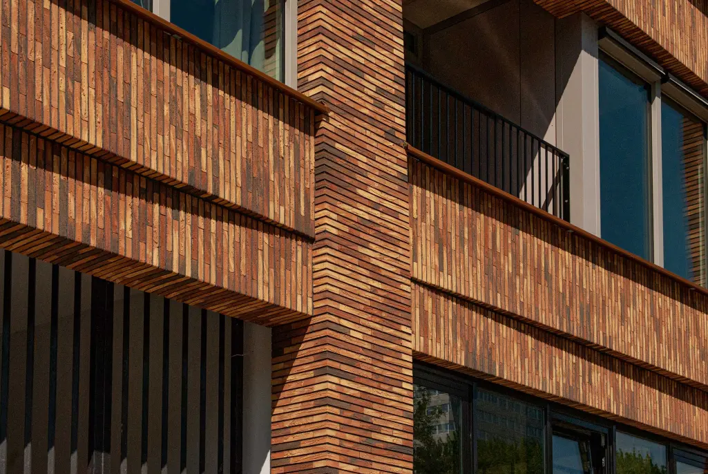 Nachhaltige Fassadenmaterialien: gedämmte Fassade in Klinkeroptik, Flachverblender StoCleyer B