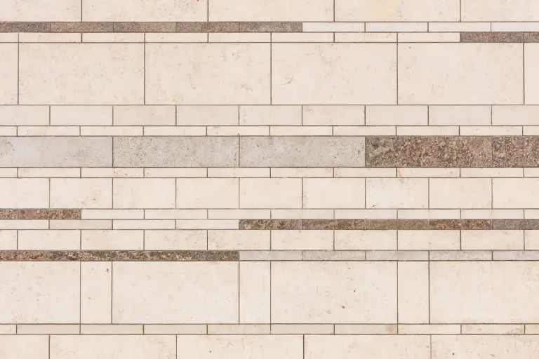 Nachhaltige Fassadenmaterialien: Natursteinfassade, gestaltet mit StoStone Natursteinen Sto-Fossil