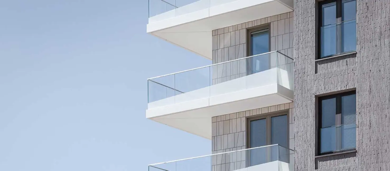 Detailaufnahme: Moderne Fassadenmaterialien, Materialkombination aus Klinker & Naturstein