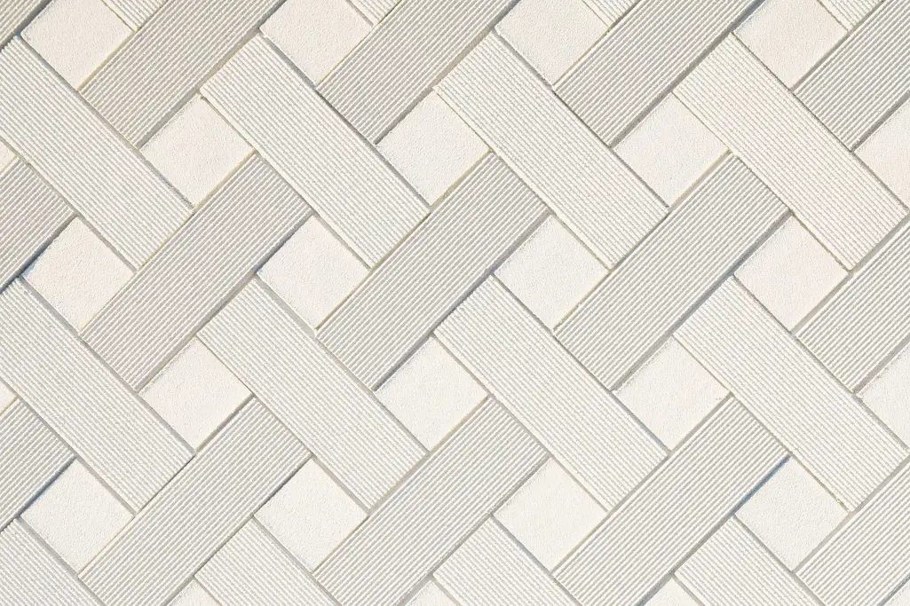 Nachhaltige Fassadenmaterialien: vorgefertigte Putzelemente StoEcoshape, Detailaufnahme Fassade