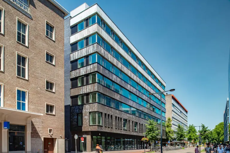 Inspiration zu Fassadenmaterialien: Außenaufnahme öffentliches Gebäude, Glasfassade mit Glasmosaik 