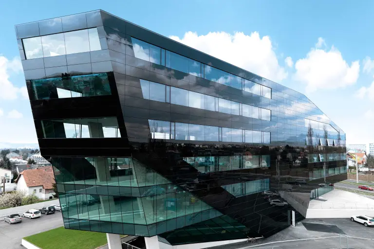 Inspiration zu Fassadenmaterialien: Außenaufnahme Veranstaltungsgebäude MP09, schwarze Glasfassade