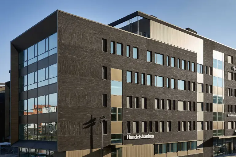 Außenaufnahme des Kontorhuset Østre Havn in Aalborg, dunkle Klinkerfassade, beschichtet mit StoBrick Klinkerriemchen