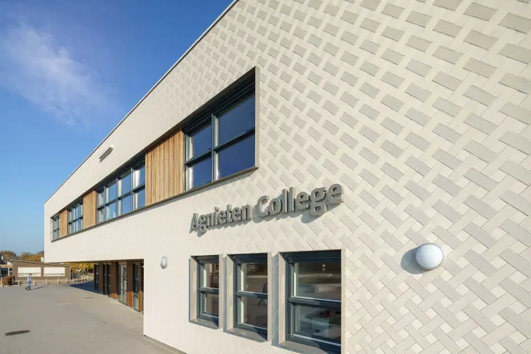 Inspiration zu Fassadenmaterialien: gedämmte Fassade beschichtet mit StoSignature Putz-Texturen und StoEcoshape