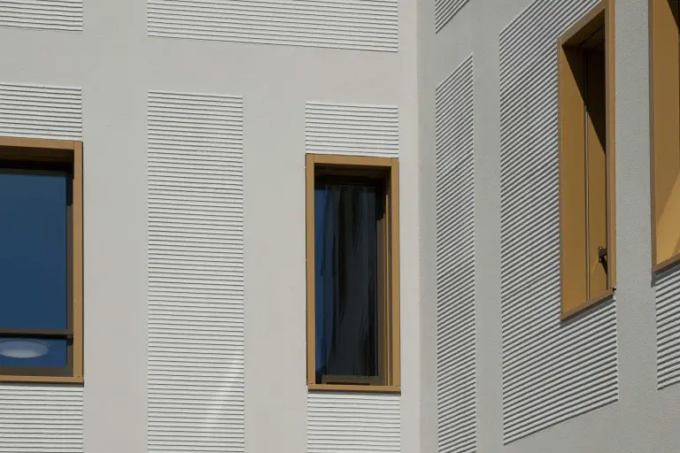 Inspiration zu nachhaltigen Fassadenmaterialien: Putzfassade mit StoSignature Textur beschichtet