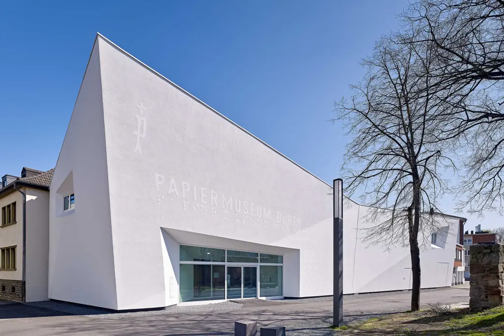 Außenaufnahme Papiermuseum Düren, weiße StoVentec-Fassade, beschichtet mit Sto-Fassadenfarbe, -putz