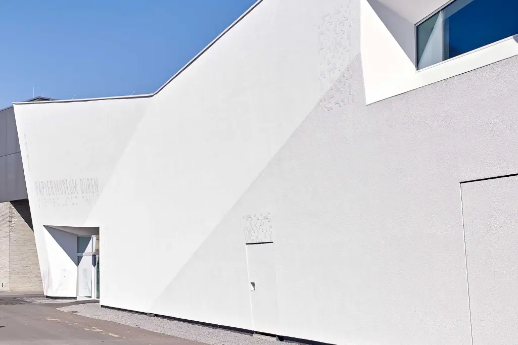 Außenaufnahme Papiermuseum Düren, weiße StoVentec-Fassade, beschichtet mit Sto-Fassadenfarbe, -putz