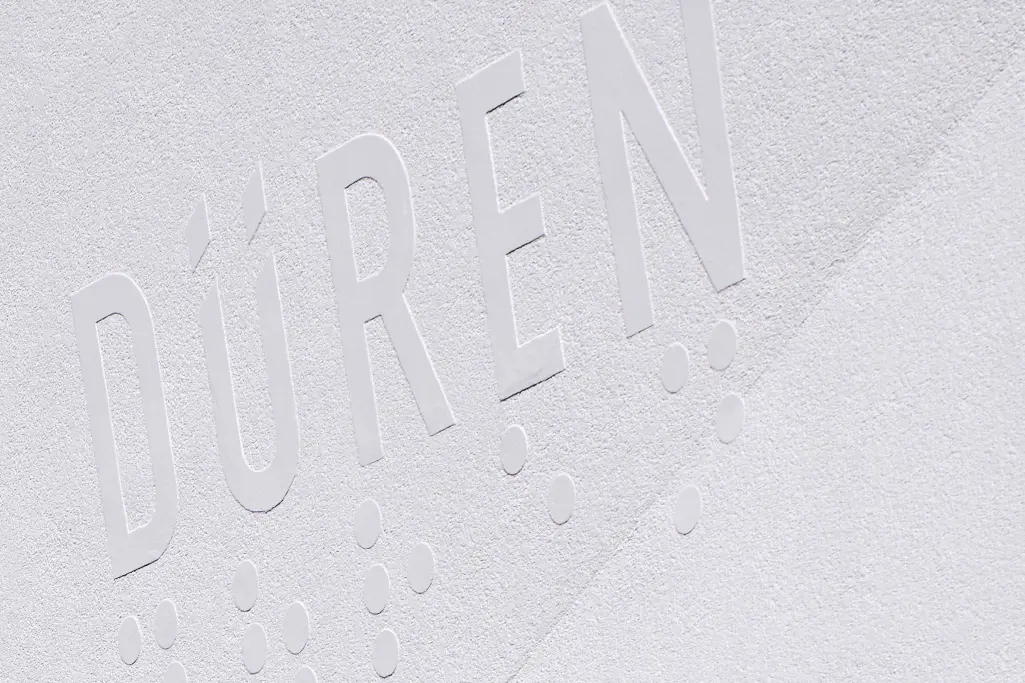 Prägung und Wasserzeichen wurden mit einer Schablone auf die Fassade gebracht