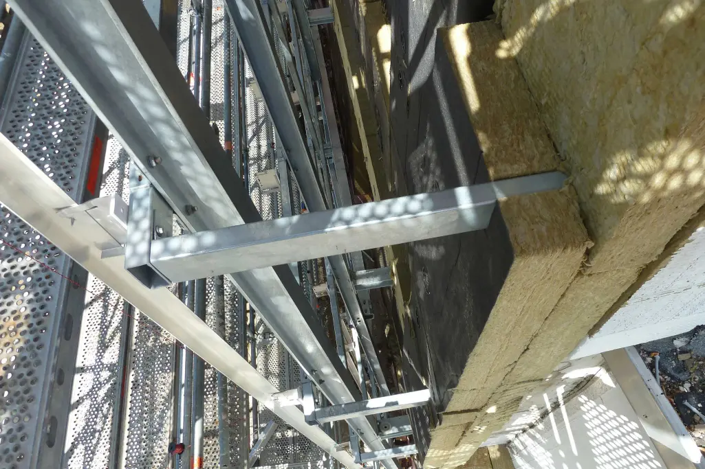 Foto: Aufbau eines vorgehängten hinterlüfteten Fassadensystems von Sto, flexible Unterkonstruktion