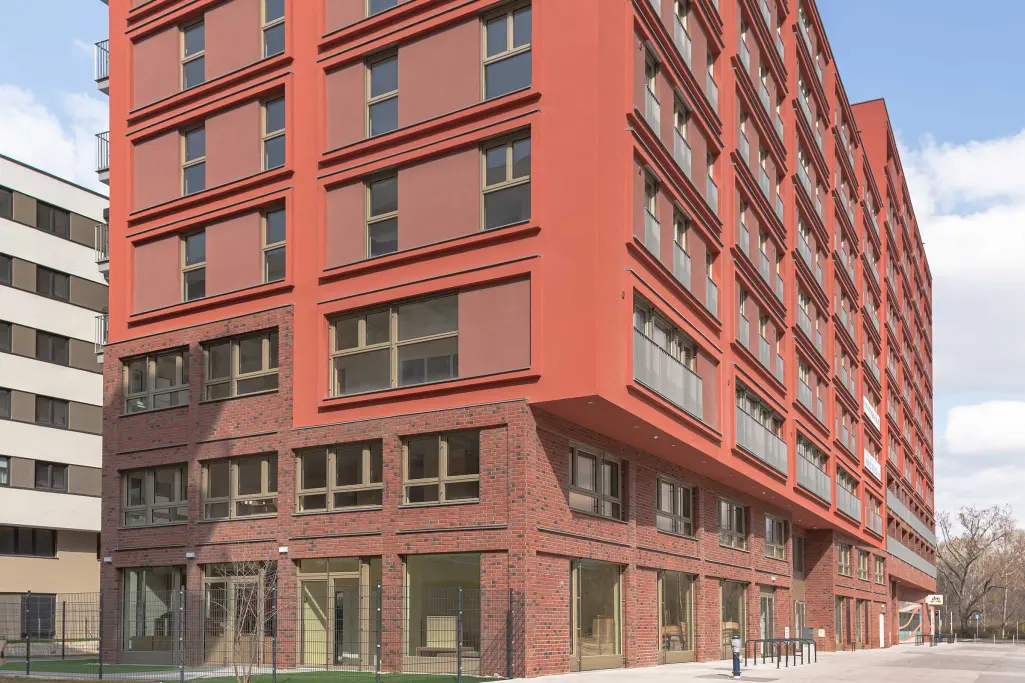 Außenaufnahme einer rotbraunen Klinker-Putz-Fassade. Beskleidet mit StoBrick Klinkern