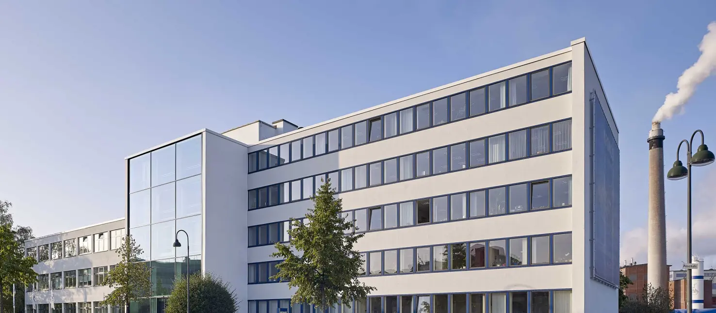 Photokatalytische Farbe an weißem Bürogebäude