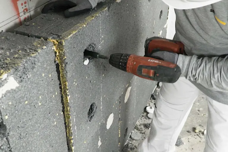 Dämmplatten werden beim Rückbau des WDVS gelöst: sortenreine Trennung, Kreislaufwirtschaft