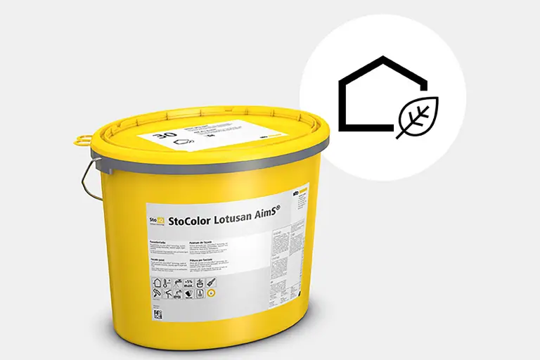 Nachhaltigstes WDVS StoTherm AimS®: Fassadenfarbe aus nachwachsenden Rohstoffen im gelben Sto-Eimer: StoColor Lotusan AimS®