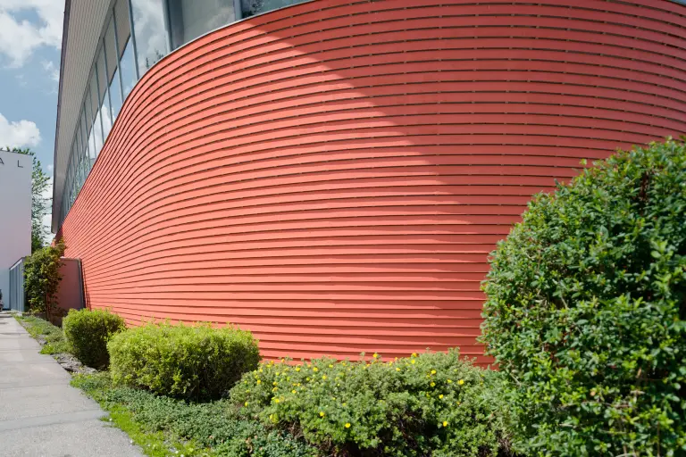 Detailaufnahme einer Holzfassade, mit der Fassadenfarbe StoColor Dryonic® Wood beschichtet