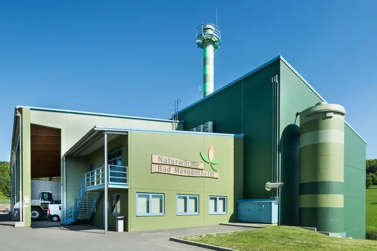 Außenaufnahme eines Heizkraftwerks, beschichtet mit bionischer Fassadenfarbe StoColor Dryonic®