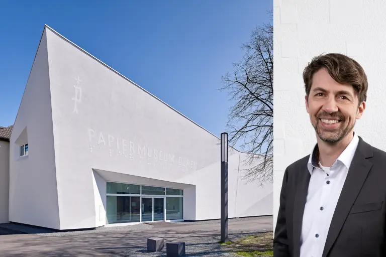 Außenaufnahme des Papiermuseums Düren, weiße Sto-Fassade, rechts Architekt Klaus Hollenbeck