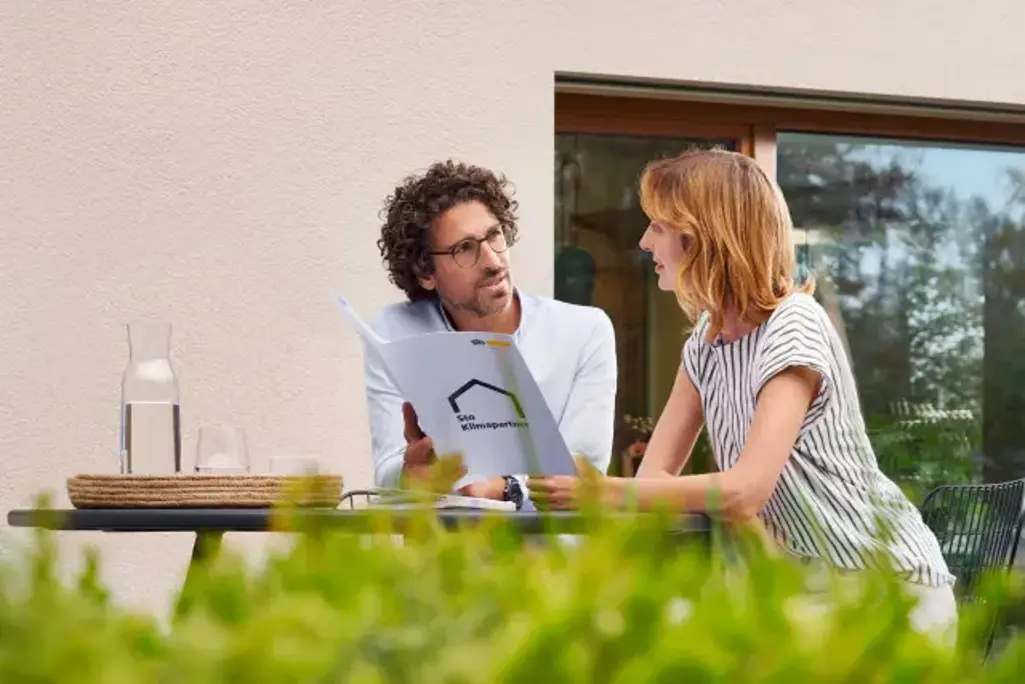 Beratungsgespräch: Klimapartner erklärt Eigentümerin warum sich dämmen lohnt.
