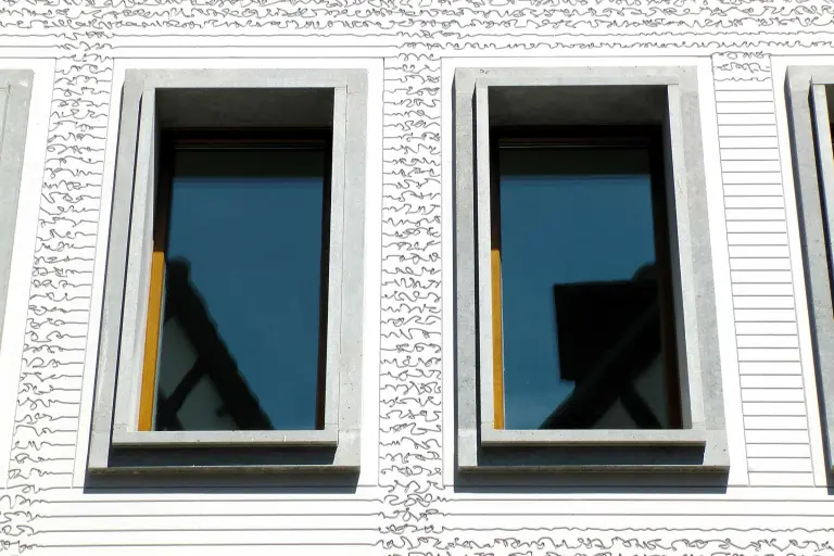 Detail einer Fassade mit Fenstern: Digitale Fassadengestaltung mit Sto