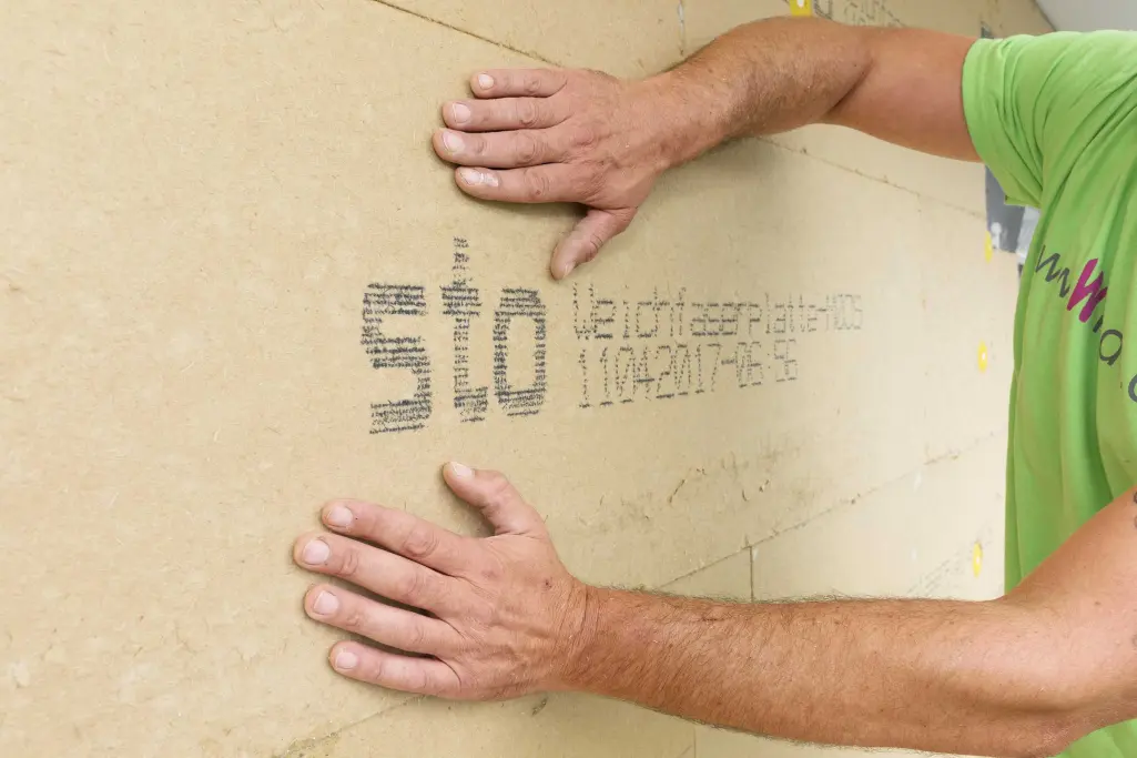 Wärmedämmung mit dem CO₂-optimierten WDVS StoTherm Wood, mit nachwachsendem Dämmstoff