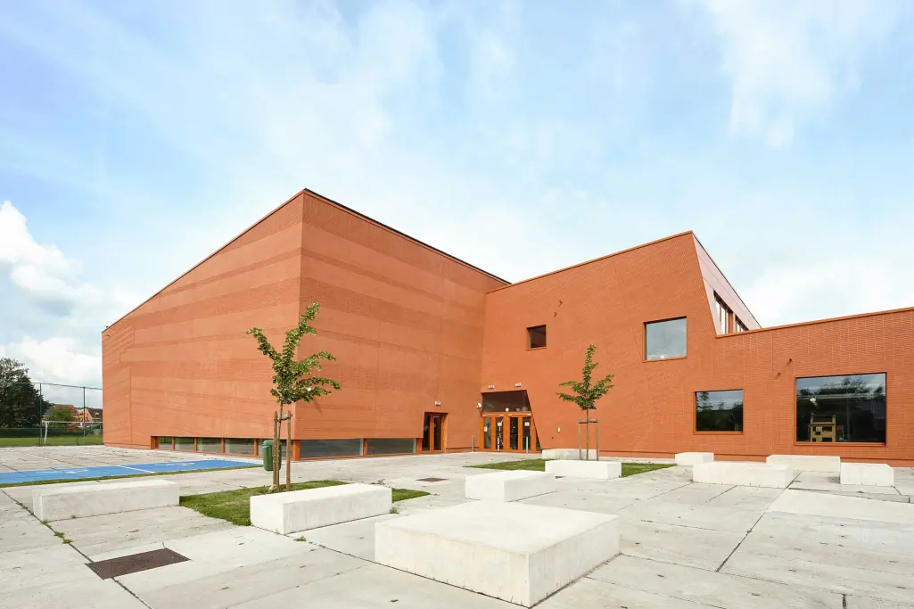Schulbau mit roter gedämmter Klinkerfassade, gestaltet mit StoBrick Klinker