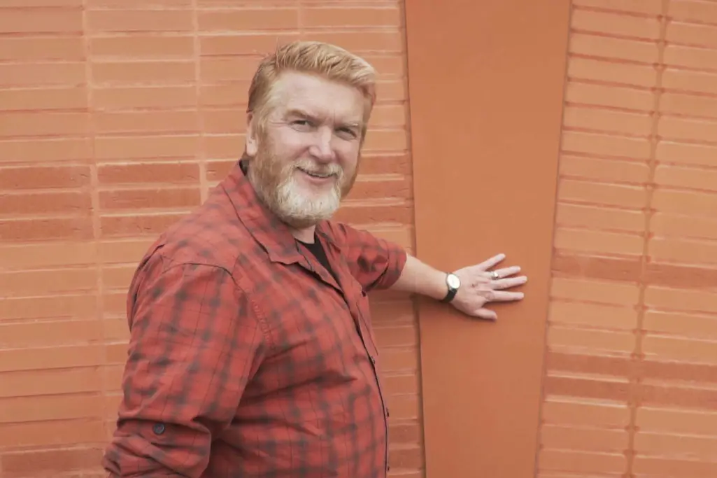 Arschitekt Paul Vandenbussche vor roter StoBrick Klinkerfassade