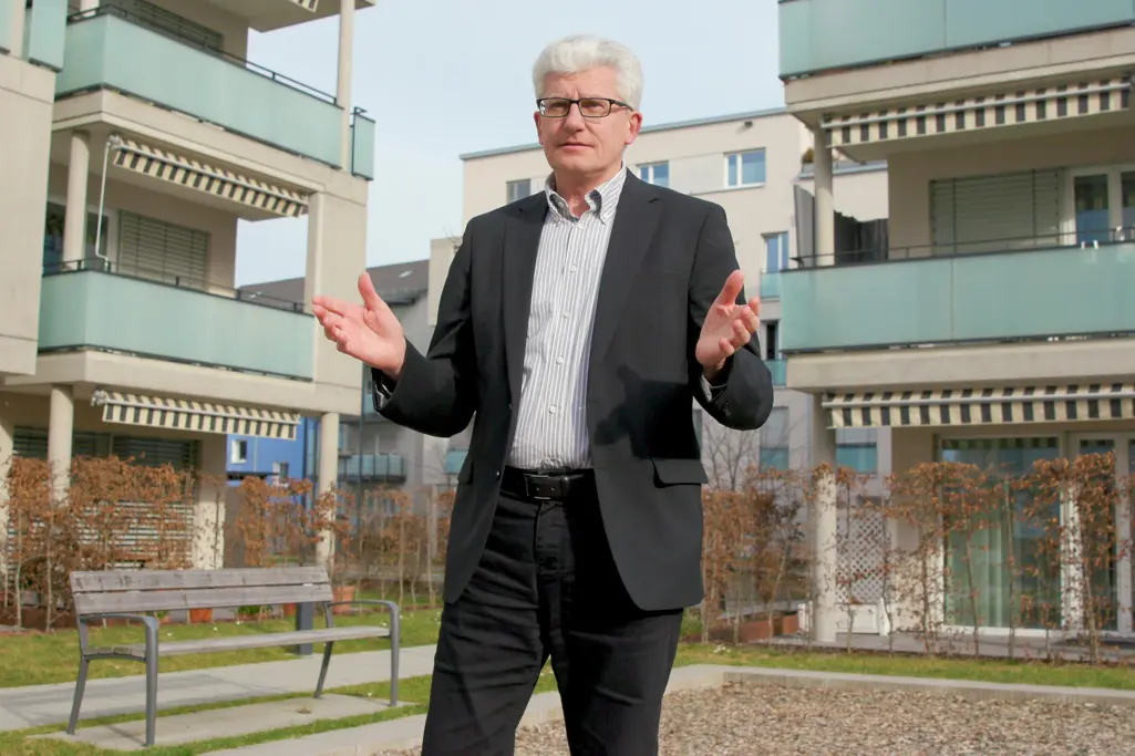 Dr. Fred Grensens vor seiner Wohnanlage in Offenburg