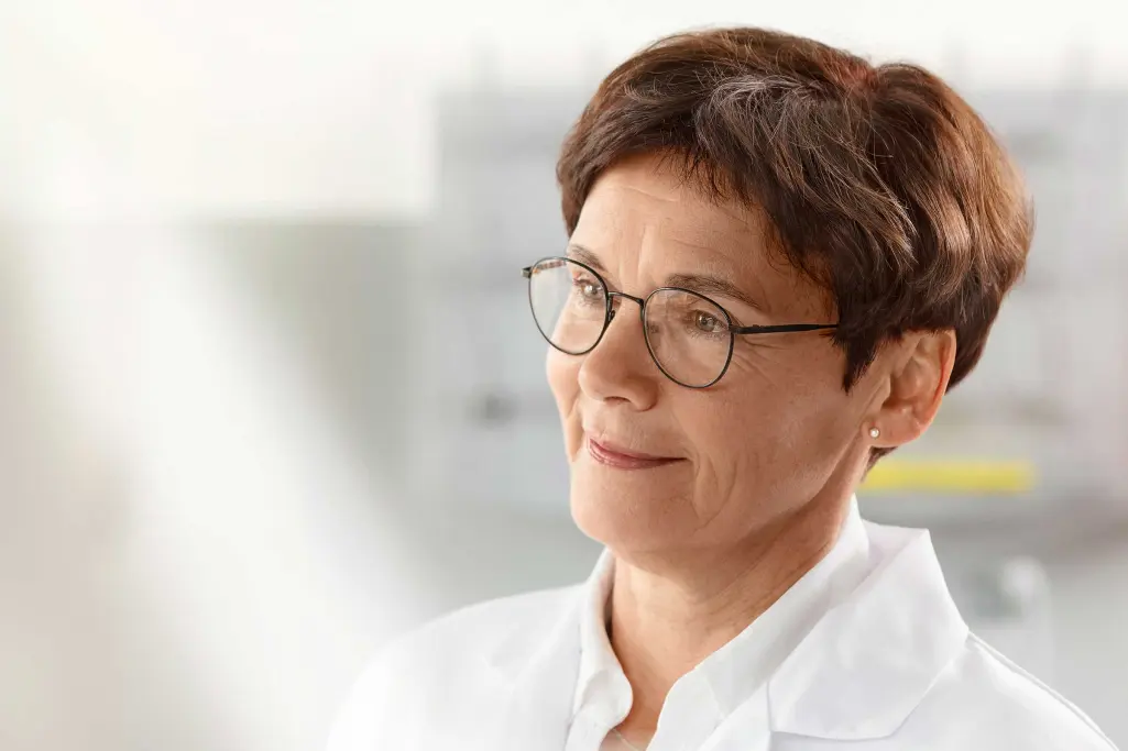 Laboraufnahme, Portrait einer Sto-Mitarbeiterin und Bauingenieurin