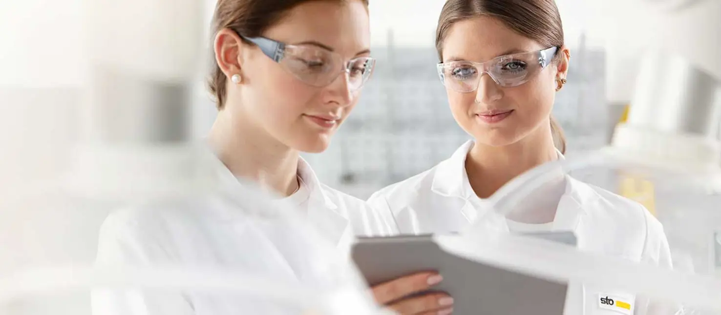 Laboraufnahme: Zwei Sto-Kolleginnen im Labor. Neue Produktlinie AimS®