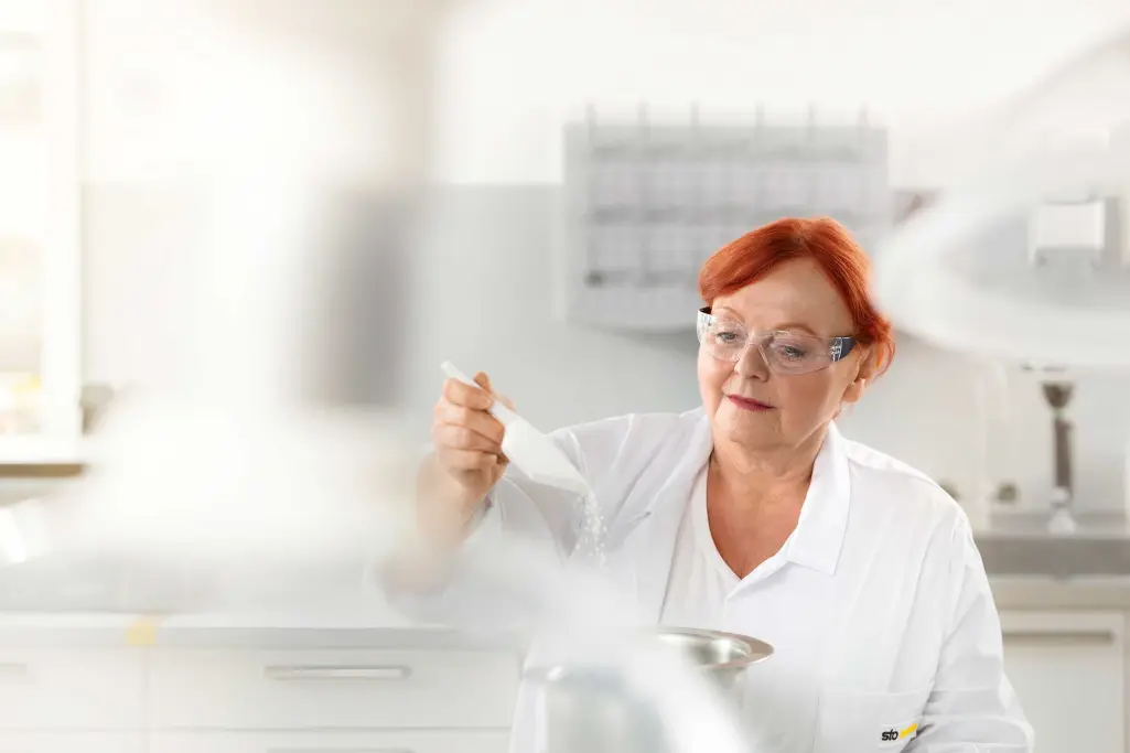 Laboraufnahme, Portrait einer Sto-Mitarbeiterin und Bauingenieurin