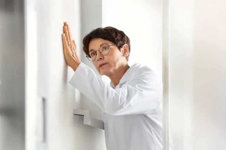 Laboraufnahme von Sto-Kollegin, die Ihre Hand an das nachhaltige Fassadensystem StoTherm AimS® hält. 