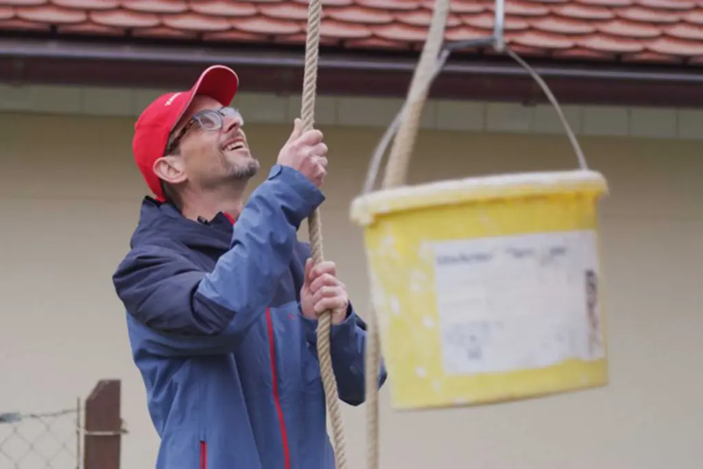 Marcus Ruetz im Gebrauch von bionischer Fassadenfarbe