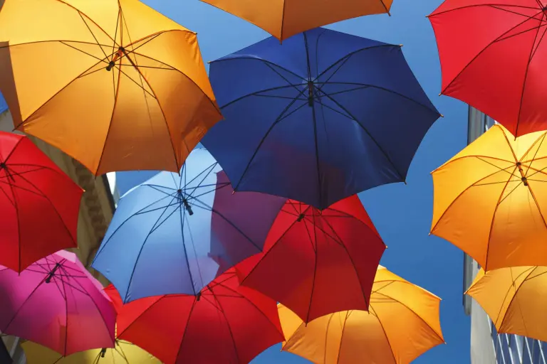 Bunte Vielfalt, Sonnenschirme, bionische Fassadenfarbe StoColor Dryonic® S