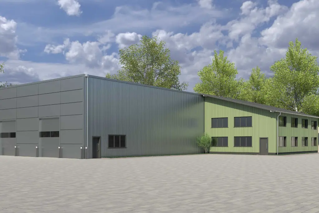 Fassadenrenovierung mit StoColor Dryonic®: Grüner Gewerbebau, Industriehalle mit Metalloberfläche