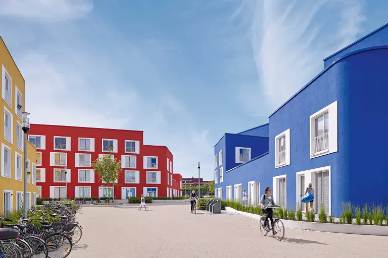 Fassadenfarben: Aufnahme einer Studentenwohnanlage. Drei gebäude gestrichen in unterschiedlichen Farben: blau, gelb, rot