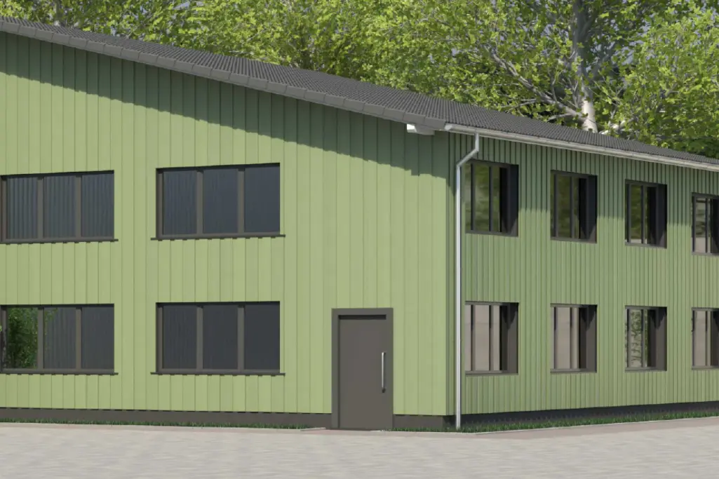 Gewerbe- und Industrie-Sanierung: Außenaufnahme einer Industriehalle mit grüner Holzoberfläche